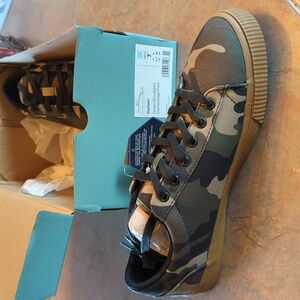 Men's Toms Carlson Woodland Camouflage Print Canvas sneakers, size 7 NIB